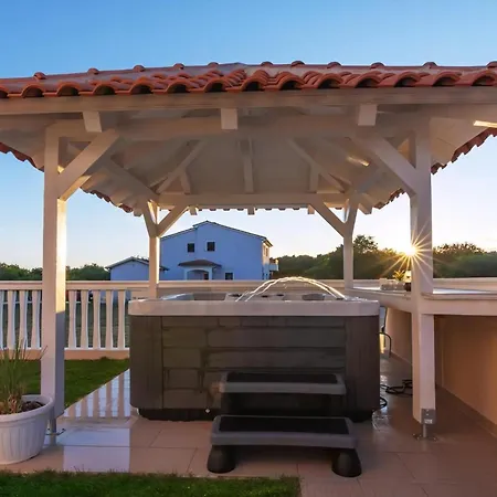 Mit Jacuzzi In Mit Parkplatz Apartment Liznjan