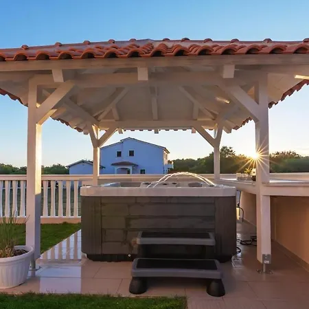 Mit Jacuzzi In Mit Parkplatz Apartamento Ližnjan