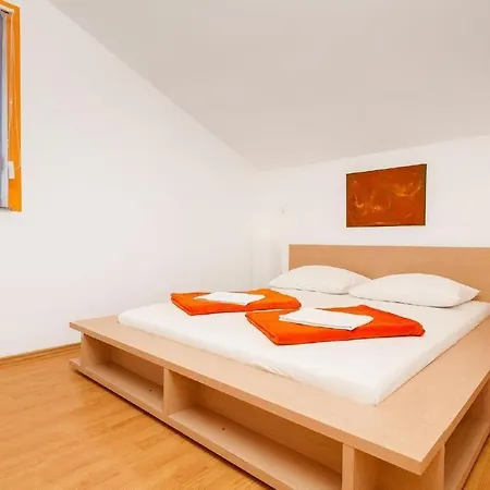 Apartamento Mit Jacuzzi In Mit Parkplatz Ližnjan